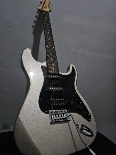 Guitarra Waldman Prata + 2 Pedais