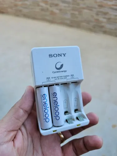 Kit 2 Pilhas Recarregáveis Panasonic Eneloop + Carregador Sony