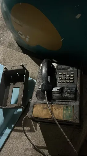 Telefone orelhão com cúpula antigo