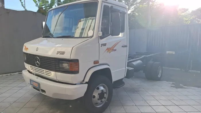 Mercedes MB 710 2004 mecedinha no chassi doc. Baú
