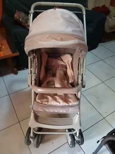 Vendo carrinho de bebê 350 reais 