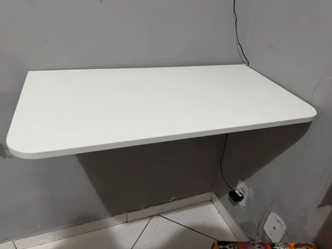 Vendo escrivaninha de estudo, branca, em ótimo estado.