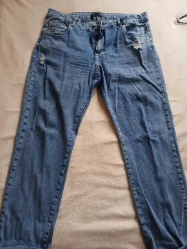 Calça jeans com detalhes rasgados, pouco usada em bom estado