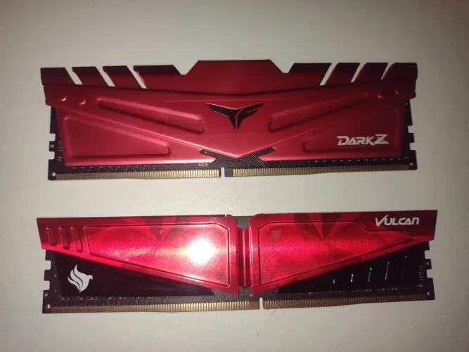 Memórias rams T-force Pichau DDR 4 8Gb com frequência de 3000hzs Cl 16