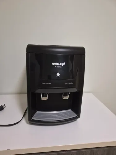 Bebedouro de Mesa Newup Evidence Preto Água Gelada 220V