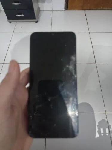 moto e7 com tela trincada e bateria ruim