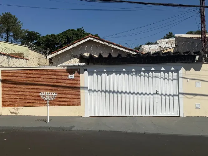 Casa espaçosa à venda na região mais nobre do Jardim Independência