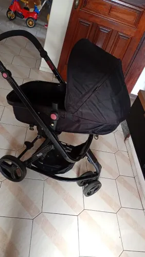 Carrinho e bebê conforto SAFETY MOBI PRETO , muito bem conservado.