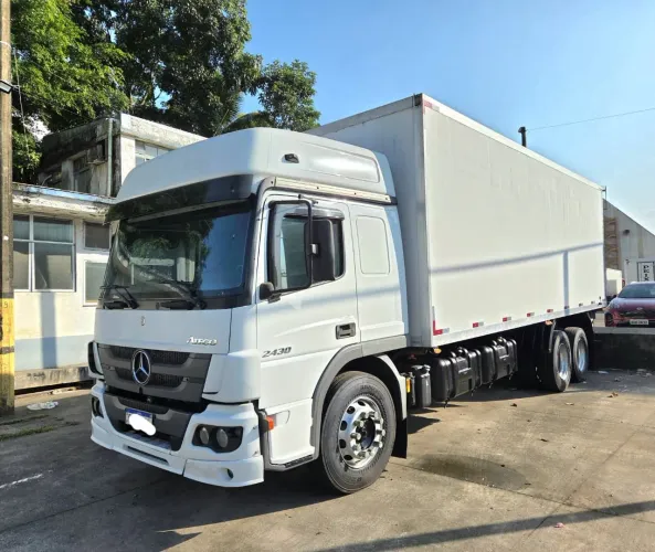 Atego Mercedes 2430 com baú isotérmico
