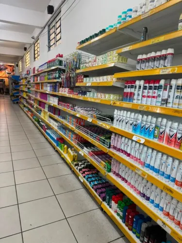 Gôndola de parede c/ 2 mts de altura, c/ 6 prateleiras cada módulo.