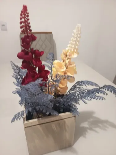 Arranjo Floral Artificial com Flores Vinho e Creme em Vaso Branco