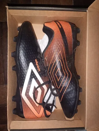 Chuteira umbro 