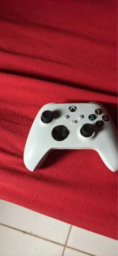 Controle do Xbox seminovo com carregador de pilha 