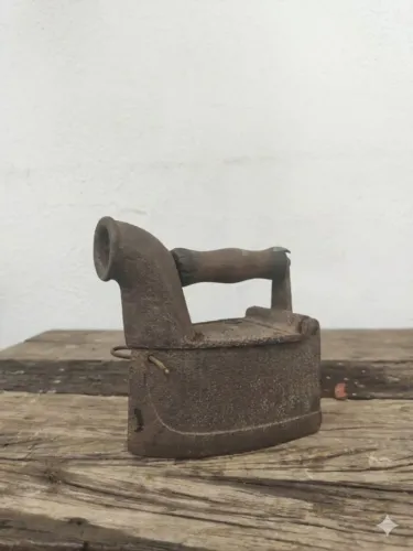 Ferro de passar antigo em ferro fundido
