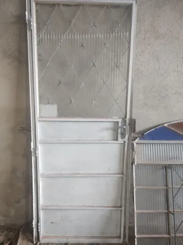 Vendo porta e janela com os vidros e fechadura 300 os dois tel * bh b tupi
