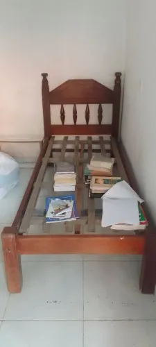 Vende-se cama de madeira solteiro por 100 reais