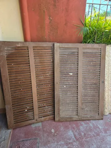 Janelas veneziana de madeira  maciça  