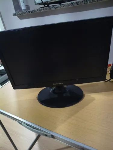 Monitor TV Samsung 19" LED SyncMaster T19B300 com HDMI e Som Integrado + Cabo