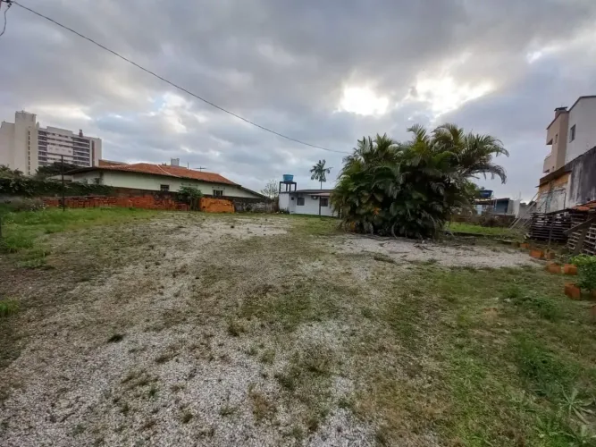 Terreno com 720 m² para para Alugar em São José/SC.