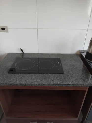 Balcão com fogão por indução 2 bocas "Oster", já embutido e não precisa de instalação.