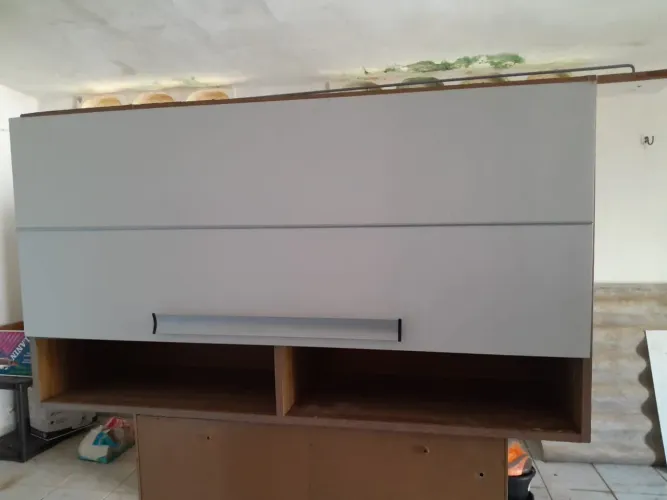 Armário aéreo de cozinha, espaçoso e conservado 