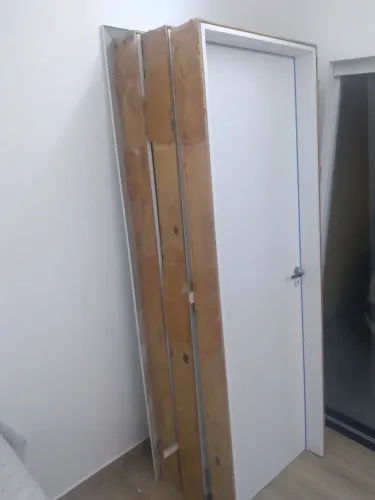 Porta montada com caxilho e fechadura