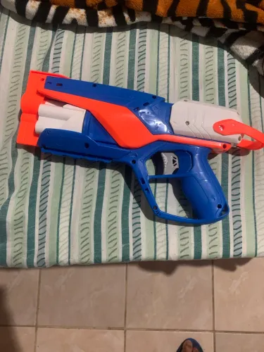 Arma nerf semi novo com 8 balas sem nenhum defeito