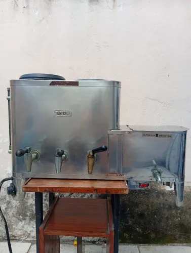 Máquina de café industrial indo funcionando