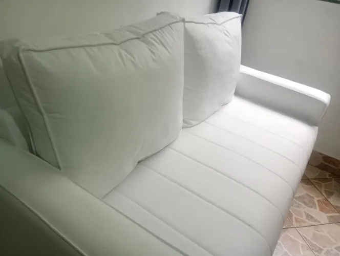 Sofá courino branco 2 lugares semi novo