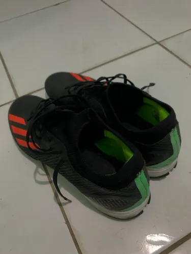 Chuteira futsal adidas, usada somente três vezes, faço negócio em chuteira society