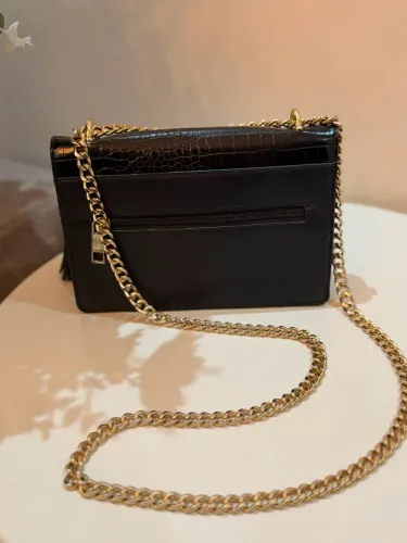 Bolsa Aldo preta croco com corrente dourada