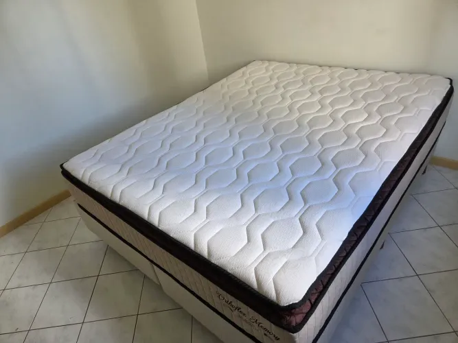 Cama casal Queen-size - impecável