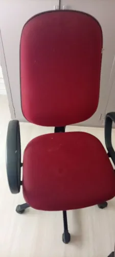 Vendo cadeira de escritório presidente vermelha usada em bom estado