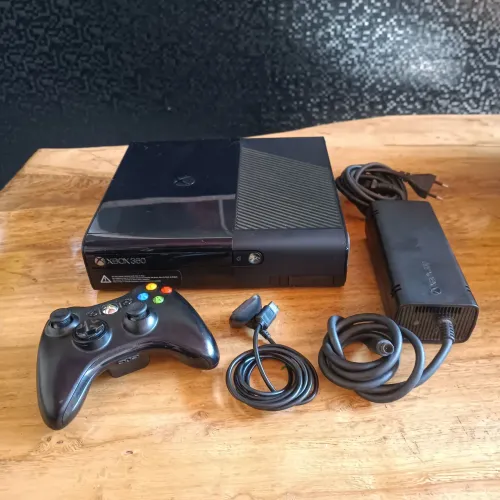 Xbox 360 Super Slim 4GB - Original e Completo (Envio pelo OLX Pay)