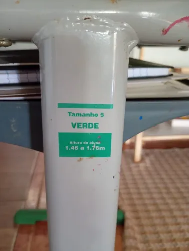 Mesa e cadeira escolar