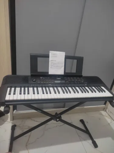 Teclado Yamaha PSR-E273 + suporte + capa + fonte 