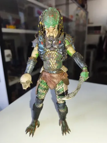 Boneco predador neca 19cm.