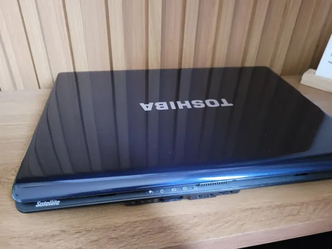 Notebook Toshiba Satellite L355D com tela gigante 17 polegadas. Muito conservado.