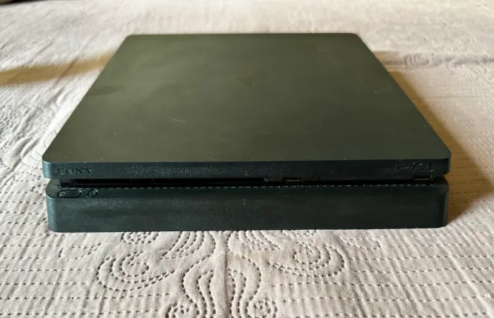 Vendo PlayStation 4 com 1 Tera de memória
