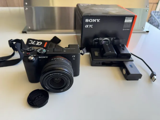 Sony Alpha A7C Full Frame + FE 28-60 + 3 Baterias + Apenas 1.521 Disparos