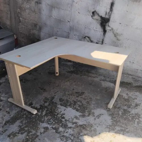 Mesa de escritório formato L semi novo