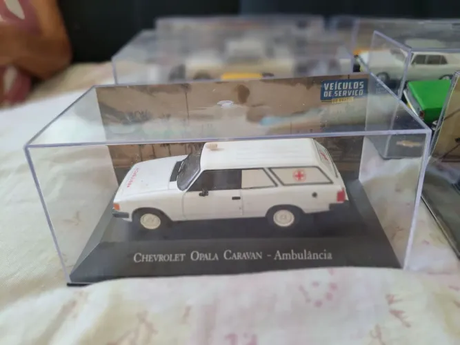 Miniatura Chevrolet Opala caravan ambulância 