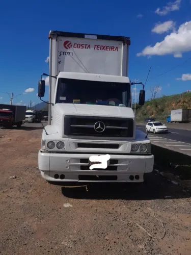 Caminhão Mercedes-Benz já agregado.