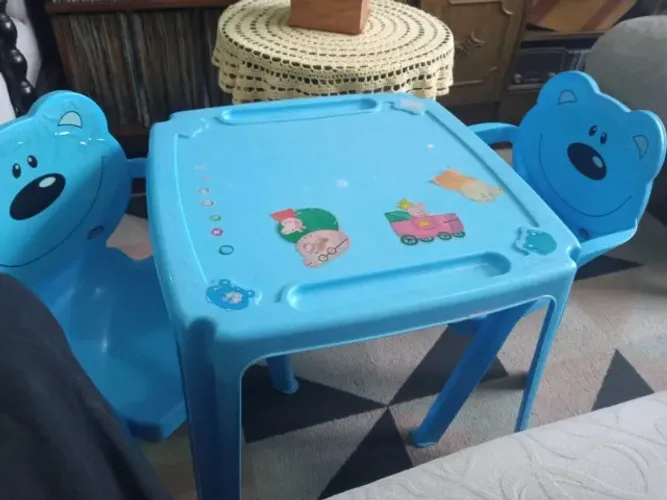MESINHA COM 2 CADEIRINHAS PARA USO DE CRIANÇAS