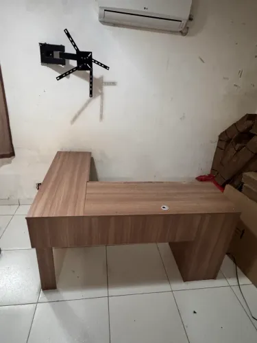 Mesa de escritório em L
