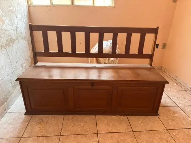 Bau de madeira maciça