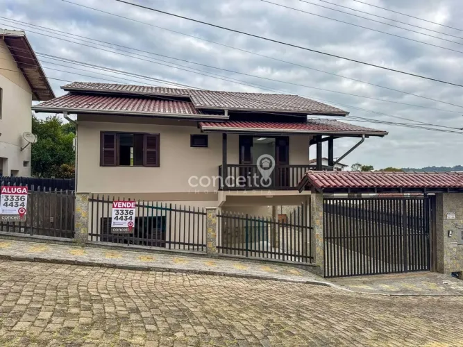 Casa Semimobiliada com 4 Dormitórios na Água Verde!