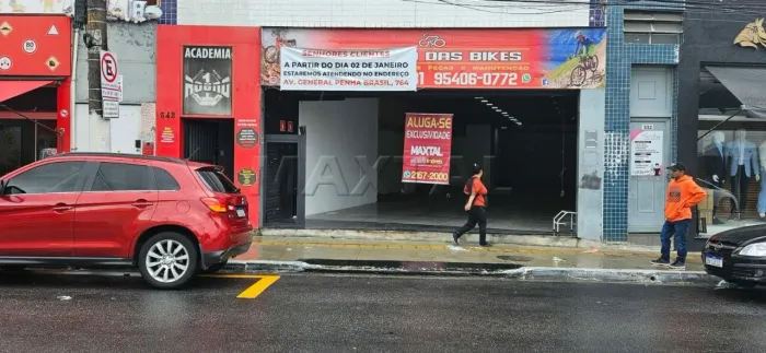 Loja comercial a 500 metros do largo do japonês loja nível da rua, portas de vidro.