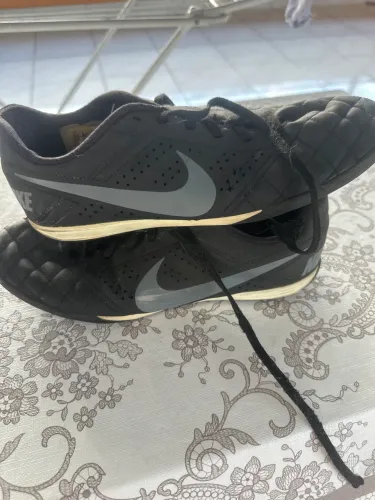 Vendo chuteira Nike preta original tamanho 39 pouco usada