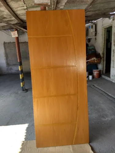 Porta de madeira pronta pra ser instalada